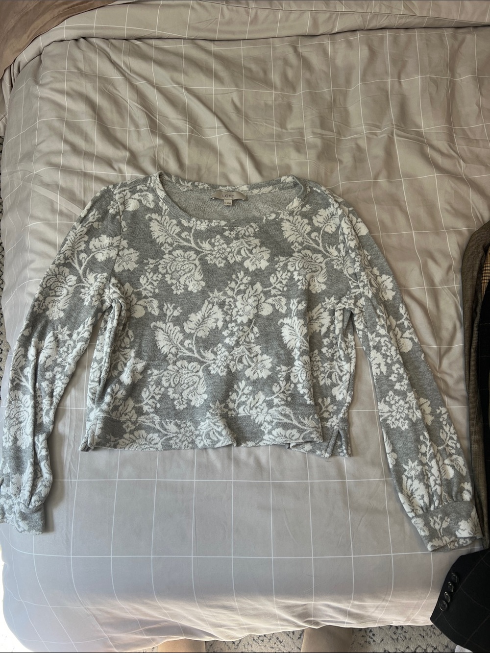 LOFT Women's Gray Floral Cropped Sweater